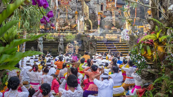 Ubud Island Bali Indonesia March 2018 Indonesian People Praying Holy — Stock Photo, Image