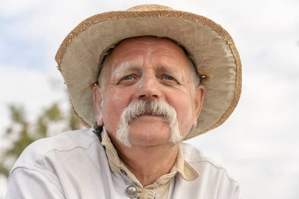 Slavuta, Ukrayna - 22 Eylül 2019: Ukrayna 'nın Slavuta kentinde düzenlenen etnik-çevre festivaline Ukrayna' lı kostümlü bir adam katıldı