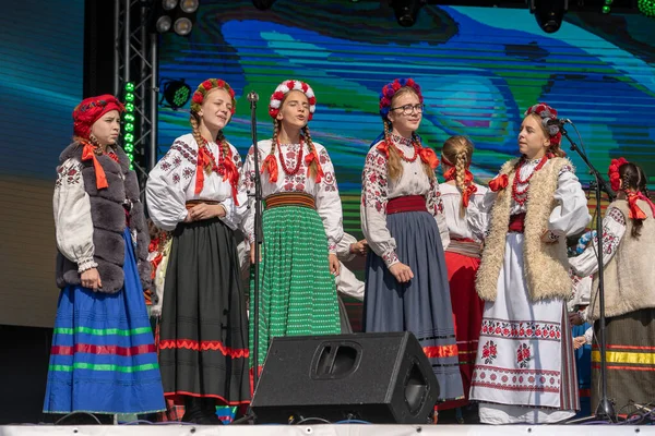 Slavuta Ucrânia Setembro 2019 Menina Ucraniana Trajes Nacionais Participa Festival — Fotografia de Stock