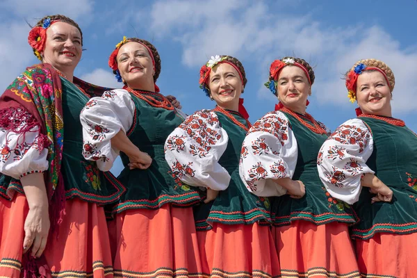 ウクライナのスラフタ 2019年9月22日 民族衣装を着たウクライナ人女性がウクライナのスラフタ市で開催されるエスノエコフェスティバルコロダルに参加 — ストック写真