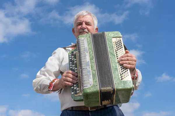 Eslavuta Ucrania Septiembre 2019 Hombre Ucraniano Traje Nacional Tocando Acordeón —  Fotos de Stock