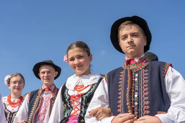 ウクライナのスラフタ 2019年9月22日 ウクライナの女の子と民族衣装の男の子がウクライナのスラフタ市で開催されるエスノエコフェスティバルコロダルに参加 — ストック写真