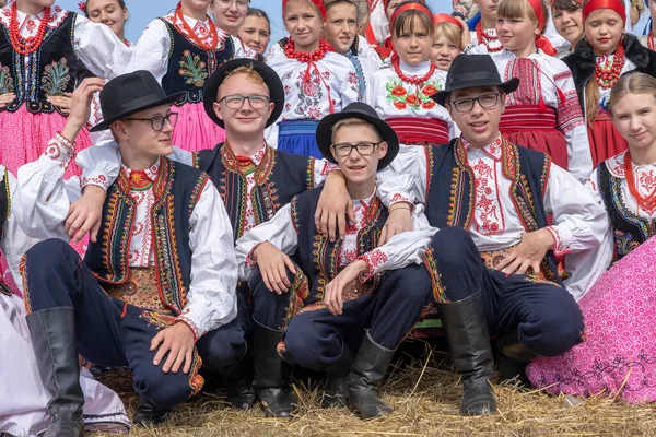 Slavuta Ukraina September 2019 Ukrainska Flickor Och Pojkar Nationaldräkter Deltar — Stockfoto