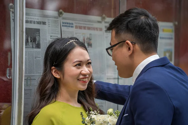 Hanoi Vietnam Mars 2020 Couple Amoureux Tient Dans Rue Dans — Photo