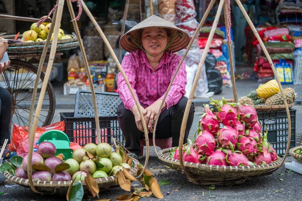 Hanoi Vietnam Marzo 2020 Mujeres Vendiendo Frutas Verduras Mercado Callejero — Foto de Stock