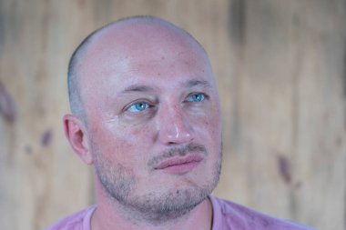 Orta yaşlı, beyaz, kel bir adamın yakın çekimi. İnsanlar ve yaşam tarzı konsepti. İçerde orta yaşlı bir adamın portresi