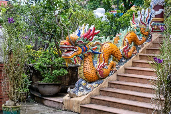 Kleurrijke Draak Sculptuur Bij Ingang Van Een Boeddhistische Tempel Trappen — Stockfoto