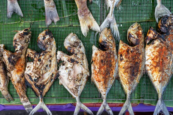 马来西亚婆罗洲Kota Kinabalu街头食品市场出售的炸海鱼关闭了海鲜市场 — 图库照片
