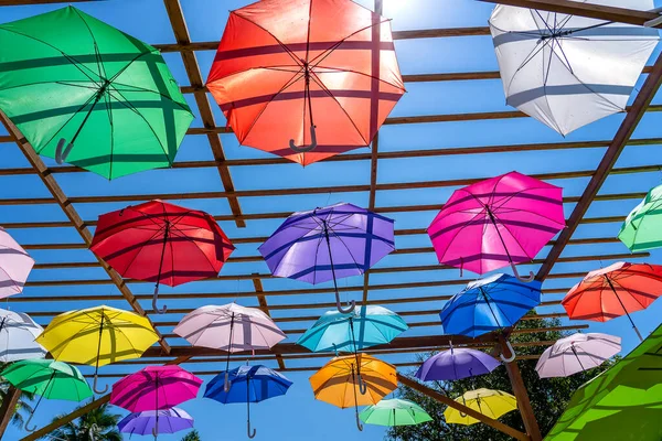 Ulica Ozdobiona Kolorowymi Parasolami Wyspa Koh Phangan Tajlandia Wiszące Kolorowe — Zdjęcie stockowe