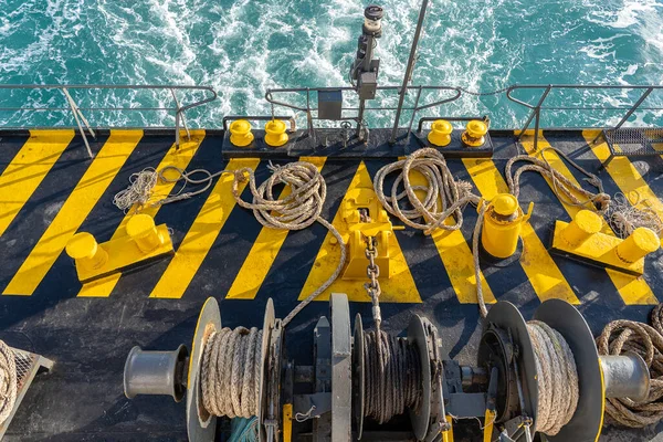 Žluté Černé Malované Trajektové Palubě Loď Spolu Tlustým Kotevní Lano — Stock fotografie