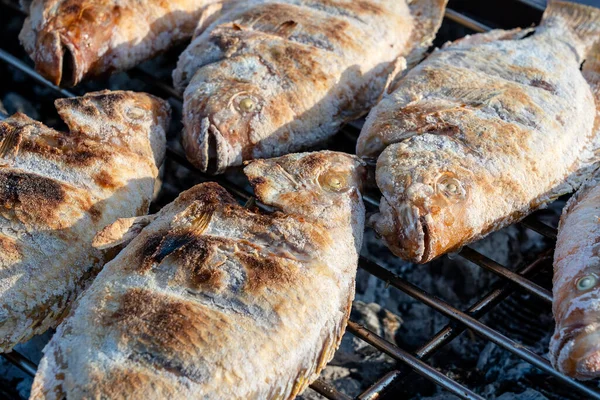 Vendedor Rua Tailandês Vende Peixe Marinho Grelhado Mercado Comida Rua — Fotografia de Stock