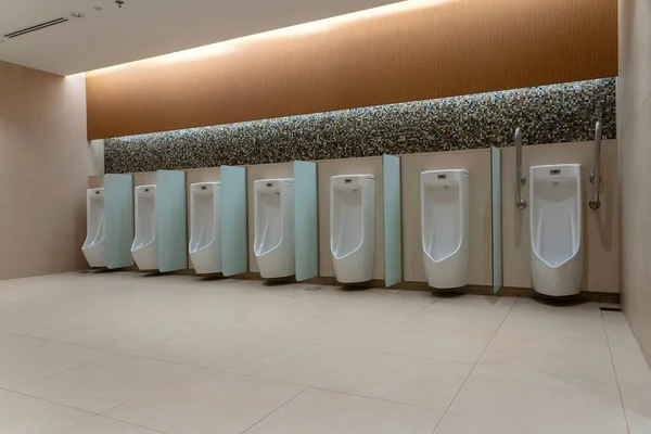 Rząd Białych Pisuarów Kafelkach Ściany Publicznej Toalecie Toaleta Dla Pustego — Zdjęcie stockowe