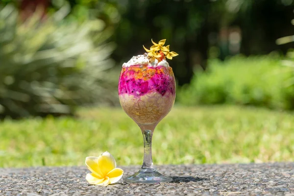 Desayuno Frutas Vaso Avena Fruta Roja Dragón Fruta Pasión Mango — Foto de Stock