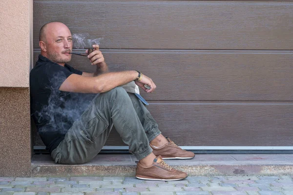 Homem Meia Idade Está Descansando Calçada Fumando Cachimbo Retrato Homem — Fotografia de Stock