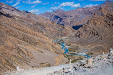 Hindistan 'da Leh' ten Manali otoyoluna kadar Himalaya dağlarının manzarası. Hindistan 'ın Himalayalar, Ladakh, Jammu ve Kaşmir bölgesindeki mavi nehir ve görkemli kayalık dağlar. Doğa ve seyahat kavramı