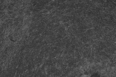 Balkabağı hamuru dokusuyla ikiye bölünmüş. Balkabağı dilimleri arka planda, yakın plan, üst manzara. Siyah ve beyaz