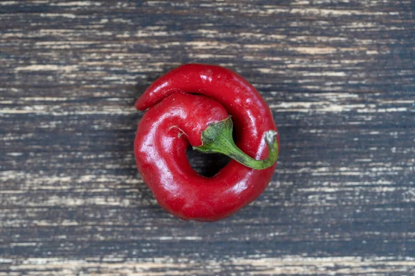 Eine Rote Chilischote Auf Altem Holzhintergrund Nahaufnahme Draufsicht — Stockfoto