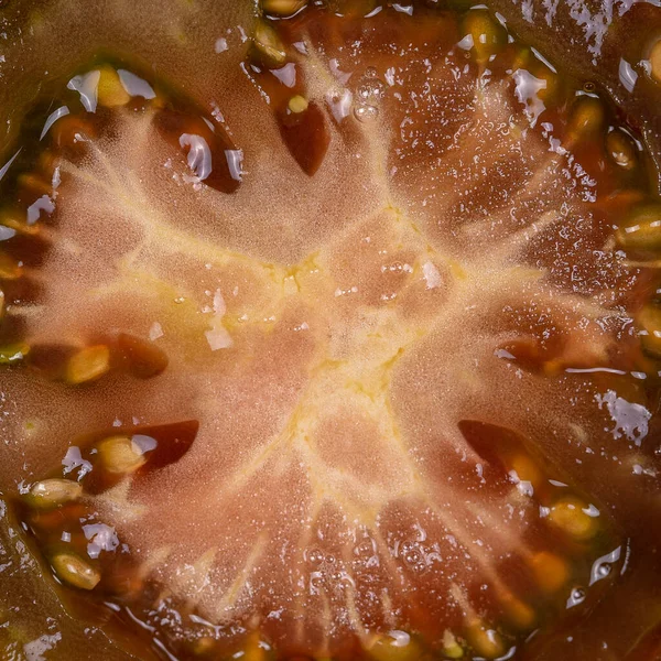 Tomate Vermelho Cortado Meio Com Textura Sementes Polpa Fatias Tomate — Fotografia de Stock