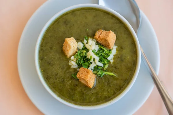 Sup Krim Hijau Dari Bayam Dengan Crouton Keju Dan Peterseli — Stok Foto
