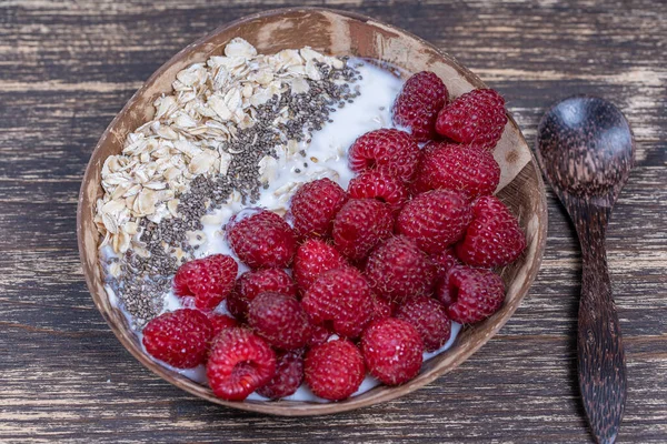 Smoothie Kokosnussschale Mit Himbeeren Haferflocken Und Chiasamen Zum Frühstück Aus — Stockfoto