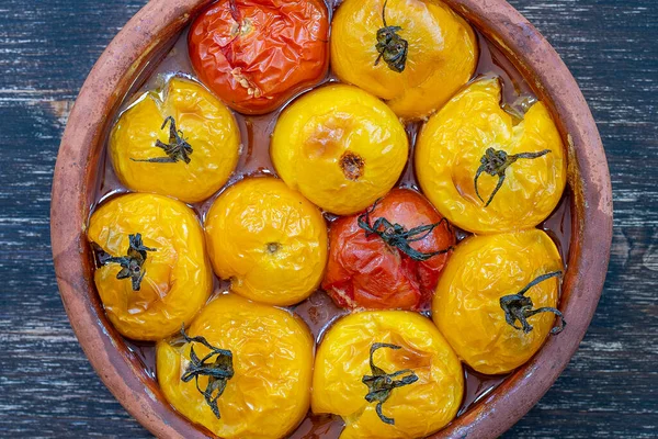 Pieczone Czerwone Żółte Pomidory Pomidory Naczyniu Pieczenia Drewnianym Stole Zdrowe — Zdjęcie stockowe