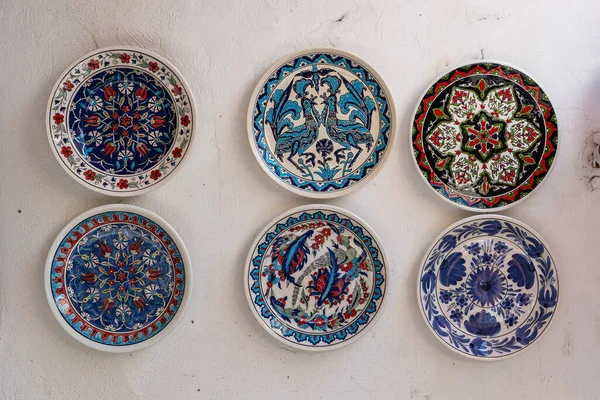 Traditionelle Griechische Keramikteller Einer Weißen Wand Einer Straße Aus Nächster — Stockfoto