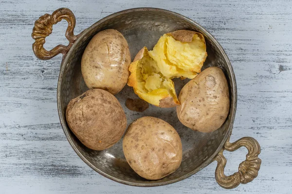 Bakad Potatis Metallskål Ett Träbord Enkel Vegetarisk Mat Rostad Potatis — Stockfoto