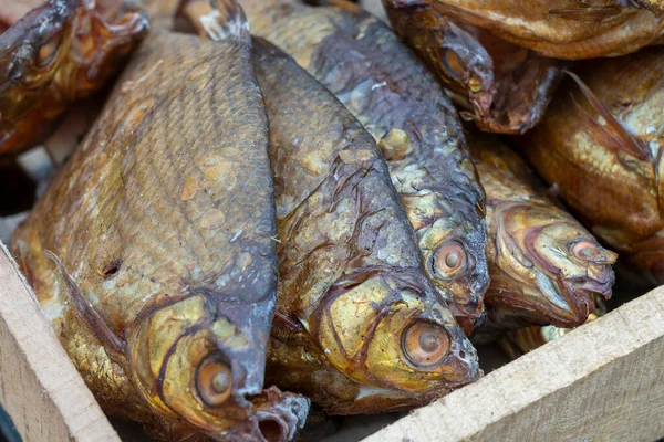 Wędzone Ryby Sprzedaż Rynku Ulicznym Ukraina Zbliżenie — Zdjęcie stockowe