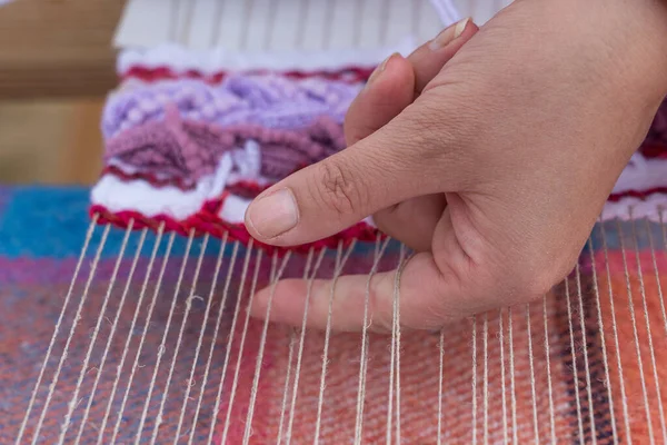 伝統的な手織り木製の織機で色のパターンを織る女性の手 ウクライナ 閉じろ — ストック写真