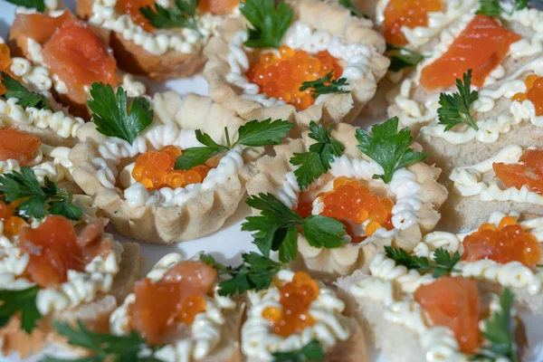캐비어가 맛있는 타르트 클로즈업 버터와 캐비어를 접시에 타르트 — 스톡 사진