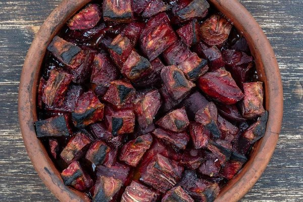 Remolacha Roja Horno Con Miel Mesa Madera Cerca Cuenco Cerámica —  Fotos de Stock