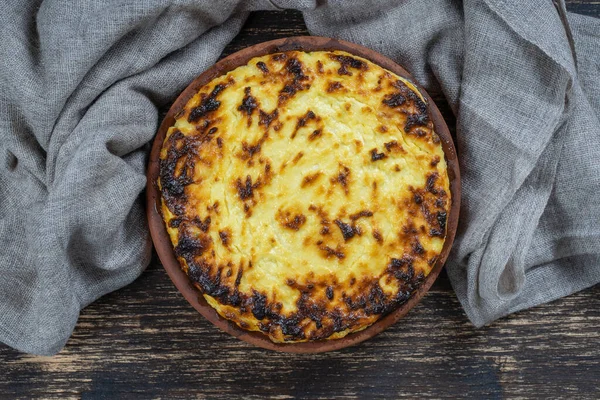 Casserole Fromage Cottage Sucré Avec Raisins Secs Semoule Sur Table — Photo