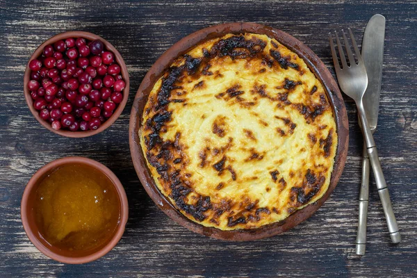 Casseruola Fiocchi Latte Dolci Con Uvetta Semola Sul Tavolo Legno — Foto Stock