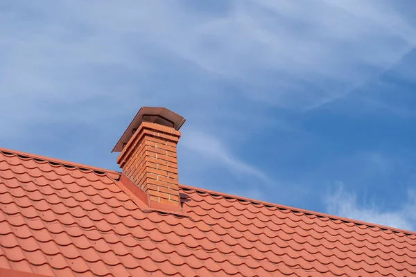 Czerwony Dach Wolnostojącego Domu Komin Tle Błękitnego Nieba Zbliżenie — Zdjęcie stockowe