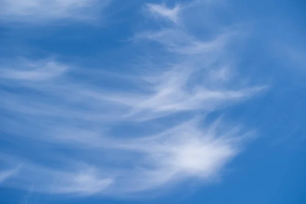 Nubes Blancas Esponjosas Cielo Azul Fondo Abstracto —  Fotos de Stock