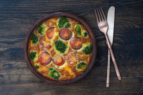 Keramische Schüssel Mit Gemüsefrittata Einfache Vegetarische Kost Frittata Mit Tomate — Stockfoto