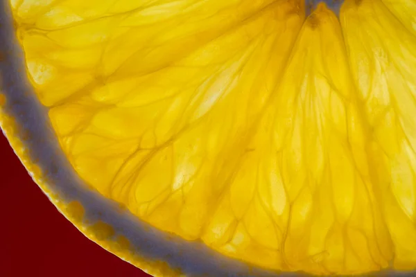 新鮮なオレンジのスライスの背景 マクロ 閉じます 明るいジューシーな柑橘類のパルプの閉鎖 コンセプト健康的なライフスタイル ビタミン 適切な栄養 新鮮なジュース 背景果実食感 — ストック写真
