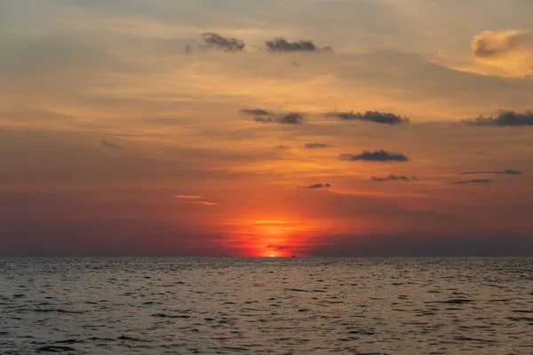 越南Phu Quoc岛上的落日景观 旅行与自然的概念 夜晚的天空 阳光和海水 — 图库照片