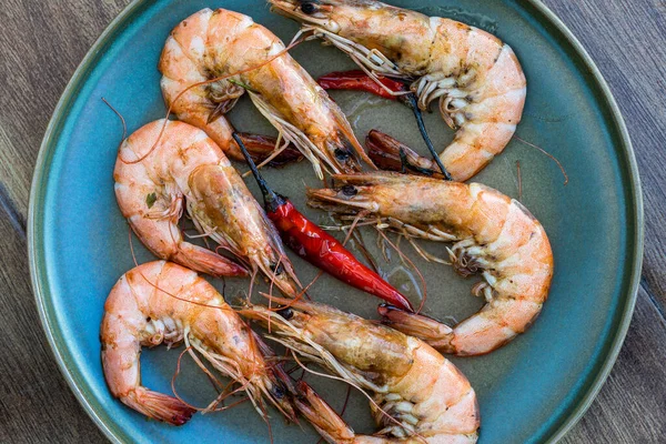 Gebratene Garnelen Mit Knoblauch Und Paprika Auf Einem Teller Hintergrund — Stockfoto