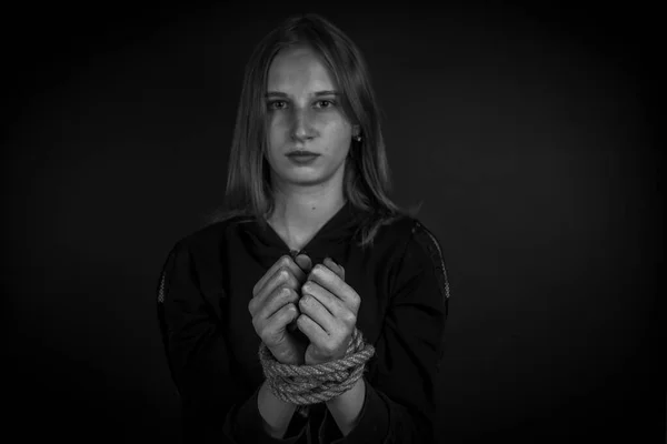 Retrato Menina Com Mãos Atadas Sobre Fundo Preto Preto Branco — Fotografia de Stock