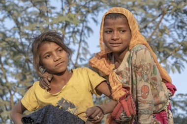 PUSHKAR, INDIA - 17 Kasım 2018: Çölde Hintli iki kız Thar zamanında Pushkar Camel Mela kutsal şehir Pushkar, Rajasthan, Hindistan, yakın portre