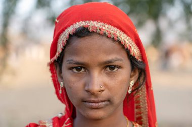 PUSHKAR, INDIA - 17 Kasım 2018: Çölde Hintli genç kız Thar zamanında Pushkar Camel Mela kutsal şehir Pushkar, Rajasthan, Hindistan, yakın portre
