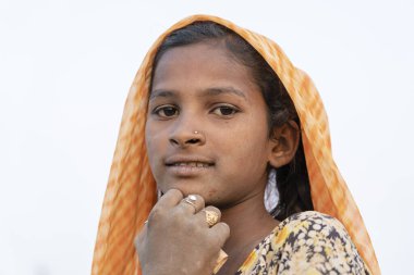 PUSHKAR, INDIA - 14 Kasım 2018: Çölde Hintli genç kız Thar zamanında Pushkar Camel Mela kutsal şehir Pushkar, Rajasthan, Hindistan, yakın portre