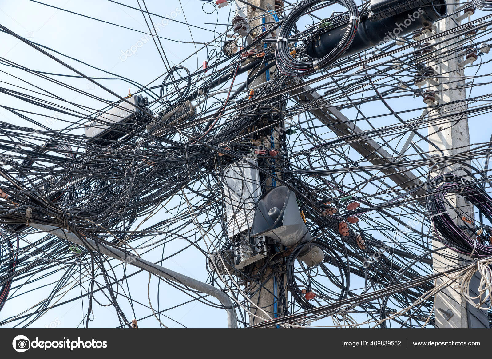 Koh Phangan Thaïlande Décembre 2018 Chaos Câbles Fils Sur Poteau — Photo  éditoriale par ©OlegDoroshenko - #409839552, image size:1600x1167