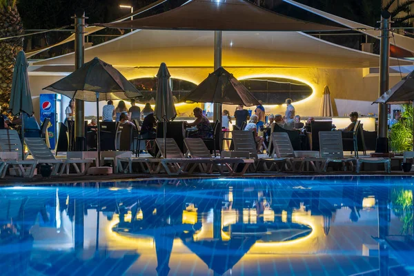 Didim Turkije September 2019 Verlicht Zwembad Naast Het Toeristische Resort — Stockfoto