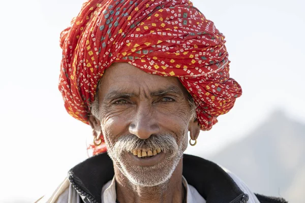 Pushkar India 2018年11月13日 印度拉贾斯坦邦普什卡 Pushkar Camel Mela 附近沙漠中的印度人 这是世界上最大的骆驼交易会 — 图库照片