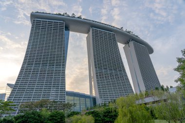 SINGAPORE ŞEHRİ - 29 Mart 2019: Marina Bay Sands, güneşli bir günde mavi gökyüzünün arka planında Marina Körfezi 'ne bakan birleşik bir tatil beldesidir.