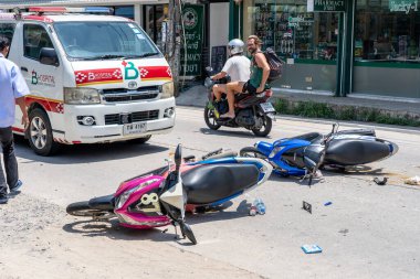 Koh Phangan, Tayland - 19 Mayıs 2019: Koh Phangan, Tayland 'daki tropikal ada Koh Phangan yolunda motosiklet kazası. Caddede bir motosiklet arasında trafik kazası