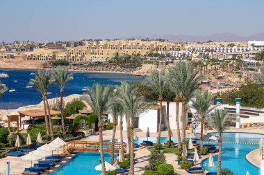 SHARM EL-SHEIKH, EGYPT - 15 Mayıs 2018: Sabahın erken saatlerinde yüzme havuzu Sharm El Sheikh, Güney Sina, Mısır 'daki tatil köyünde kızıl denizin yanında