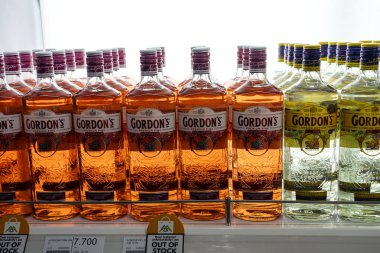 Muscat, Umman - 19 Ocak 2020: Gordon 's London Dry Cin ve Premium Pembe Cin şişeleri Muscat, Umman' daki gümrüksüz havalimanında bir rafta
